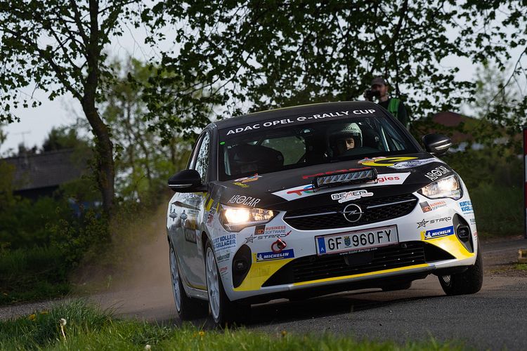Luca Pröglhöf im Elektro-Opel